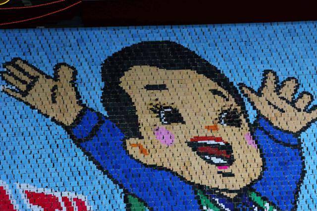 북한 학생들이 9일 평양 능라도5월1일 경기장 에서 열린 노동당 창건 80주년 기념 대집단체조를 펼지는 모습. 평양=AP 연합뉴스