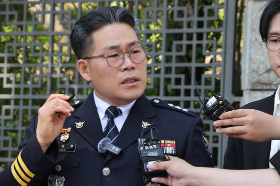 인천세관 마약 사건의 수사 외압 의혹을 제기한 백해룡 경정이 12일 오전 서울 서초구 대검찰청 앞에서 인천세관 마약 밀수 연루 의혹과 관련한 합동수사팀 출범에 대한 입장을 밝히고 있다. 뉴스1