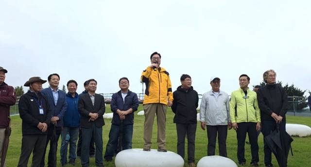 ▲ 서울시 노원구 ‘즐거운산악회’ 회원들의 양구 방문 행사가 11일 한반도섬 일원에서 서흥원 양구군수, 정창수 군의장 및 군의원, 우원식 국회의장, 유정배 더불어민주당 지역위원장 등이 참석한 가운데 열렸다.