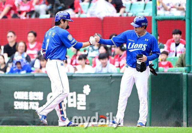 2025년 10월 11일 오후 인천 SSG랜더스필드에서 열린 '2025 신한 SOL Bank KBO 포스트시즌' 삼성 라이온즈와 SSG 랜더스의 준플레이오프 2차전 경기. 삼성 이재현이 4회초 선두타자 안타를 친 뒤 기뻐하고 있다./마이데일리