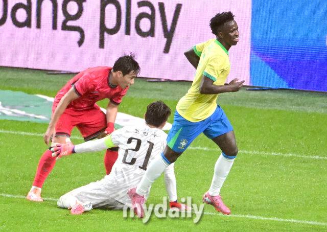 한국과 브라질의 경기장면/마이데일리 DB