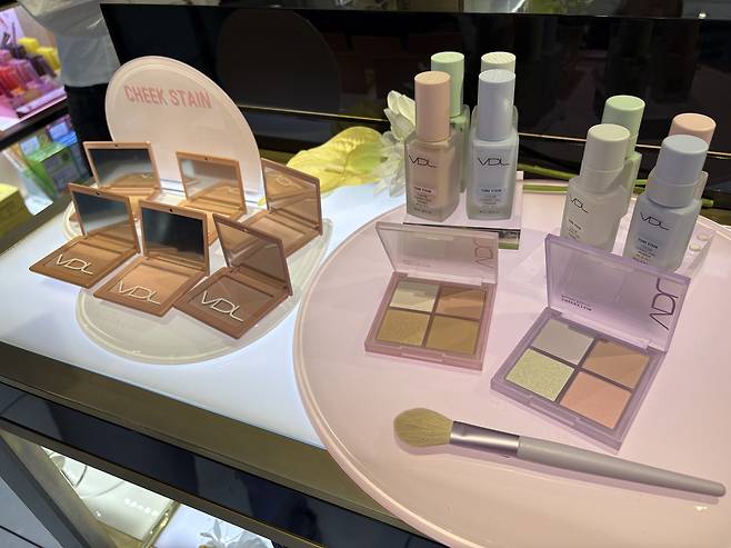일본 도쿄 긴자에 위치한 시내면세점에 진열된 LG생활건강 브랜드 VDL의 주요 제품 모습. 왼쪽의 ‘치크스테인 블러셔’ 중 일부 색상은 최근 일본 유튜버와 협업을 통해 개발된 일명 ‘뽀용 치크’로 인기를 얻고 있다. 강승연 기자