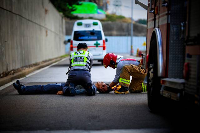▲소방청이 간호사가 구급대원이 될 경우 1급 응급구조사와 동일한 업무를 수행할 수 있도록 시행령을 개정하려는 움직임을 보이자 응급구조사들이 반발하고 있다. 환자 긴급 구조 장면 ⓒ대한응급구조사협회