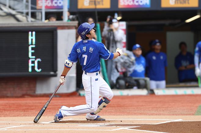 삼성 이재현이 지난 9일 문학 준플레이오프 1차전에서 선두타자 초구홈런을 때리고 있다. 삼성 라이온즈 제공