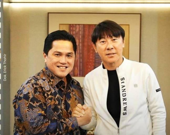 ▲ 에릭 토히르 인도네시아축구협회장은 신태용 감독 경질을 발표하고 고작 닷새 만에 후임 지도자가 올 것이라 밝혀 사실상 \'뒷거래\'를 시인했다. 현직 감독과 관계를 정리하기도 전에 새 사령탑 후보와 면접을 본 사실을 확인시켜줬다. ⓒ 에릭 토히르 SNS