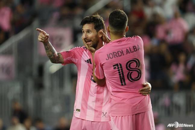 리오넬 메시(왼쪽)가 12일(한국시간) 미국 플로리다 포트로더데일 체이스 스타디움에서 열린 2025 MLS 정규리그 애틀랜타 유나티이드전에서 득점 후 조르디 알바와 포옹하고 있다. /AFPBBNews=뉴스1