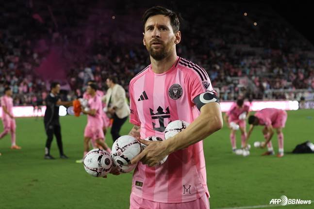 12일(한국시간) 미국 플로리다 포트로더데일 체이스 스타디움에서 열린 2025 MLS 정규리그 경기가 끝난 뒤 리오넬 메시가 관중들에게 나눠줄 공을 들고 가고 있다. /AFPBBNews=뉴스1