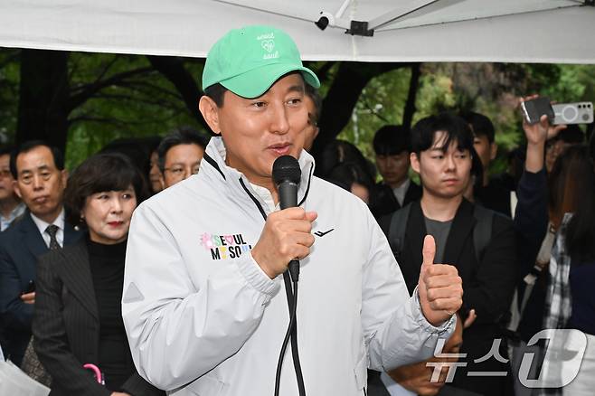 오세훈 서울시장이 13일 오전 재건축 정비계획 변경안이 통과된 서울 강남구 대치동 은마아파트를 찾아 주민 간담회를 하고 있다. (공동취재) 2025.10.13/뉴스1 ⓒ News1 오대일 기자