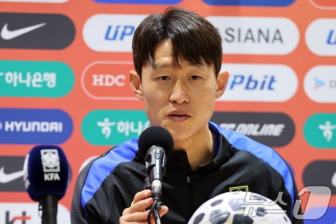 대한민국 남자 축구 국가대표팀 이재성이 13일 오후 경기도 고양시 일산서구 고양종합운동장 기자회견실에서 인터뷰를 하고 있다. 축구대표팀은 오는 14일 오후 8시 서울월드컵경기장에서 파라과이와 평가전을 치른다. 2025.10.13/뉴스1 ⓒ News1 황기선 기자