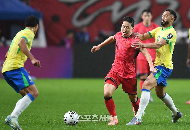 이강인이 10일 서울월드컵경기장에서 열린 남자 축구 국가대표 평가전 브라질과 경기에서 상대와 볼다툼을 하고 있다. 2025. 10. 10. 최승섭기자 thunder@sportsseoul.com