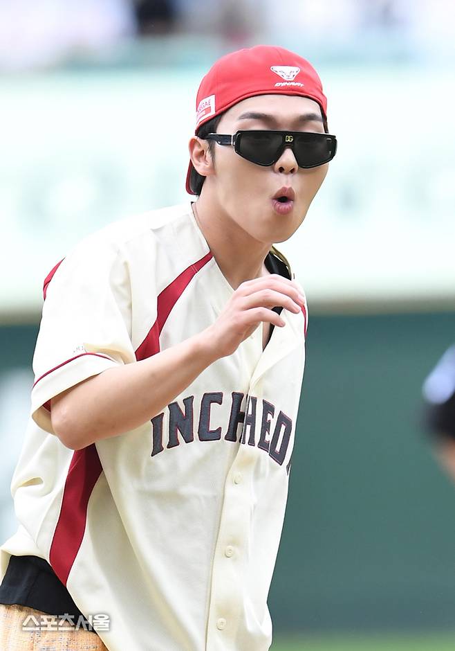 배우 최현욱이 9일 인천 SSG랜더스필드에서 열린 2025 KBO리그 삼성과 SSG의 준플레이오프 1차전에 앞서 시구를 한 뒤 시타자 머리 위로 날아간 공에 깜짝 놀라고 있다. 2025. 10. 9. 문학 | 박진업 기자 upandup@sportsseoul.com