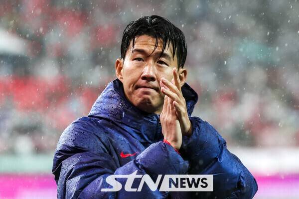 10일 서울 마포구 서울월드컵경기장에서 열린 남자 축구 국가대표 10월 A매치 친선전 대한민국과 브라질의 경기, 손흥민이 팬들에게 인사를 하고 있다. /사진=뉴시스