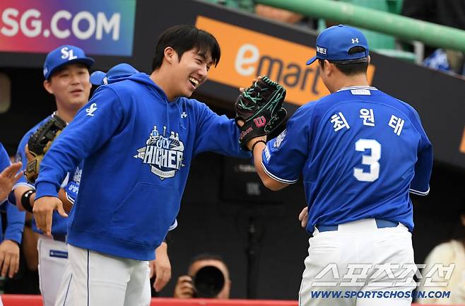9일 인천SSG랜더스필드에서 열린 SSG와 삼성의 준PO 1차전. 원태인이 6이닝 무실점 호투를 펼친 삼성 선발 최원태를 반기고 있다. 인천=박재만 기자 pjm@sportschosun.com/2025.10.09/