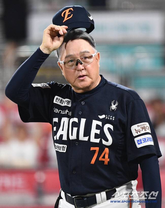 20일 수원 KT위즈파크에서 열린 한화-KT전. 한화가 10대0으로 승리했다. 김경문 감독이 팬들에게 인사하고 있다. 수원=정재근 기자 cjg@sportschosun.com/2025.7.20/