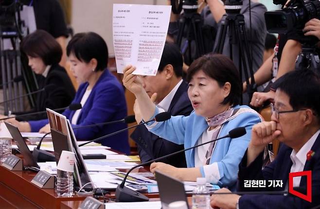 30일 국회 법제사법위원회 전체회의에서 서영교 더불어민주당 의원이 '조희대 대법원장 대선 개입 의혹 청문회'에 불출석한 조희대 대법원장이 제출한 '출석 요구에 대한 의견서'를 공개하고 있다. 2025.9.30 김현민 기자