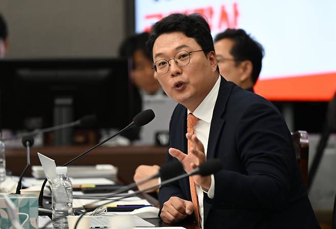 천하람 개혁신당 의원이 지난해 10월 24일 오전 정부광주지방합동청사 3층 대회의실에서 열린 국회 기획재정위원회의 광주지방국세청·광주본부세관 등 국정감사에서 질의를 하고 있다. 뉴시스