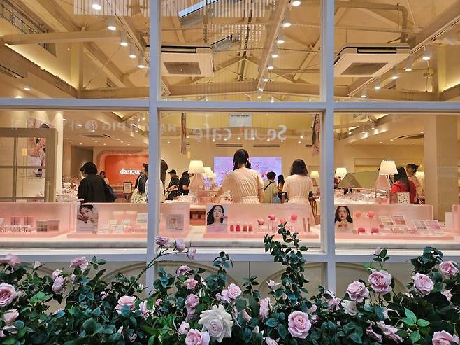 지난 3일 일본 도쿄 신오쿠보에 있는 데이지크 매장 안이 사람들로 붐비고 있다. 사진=이정화 기자