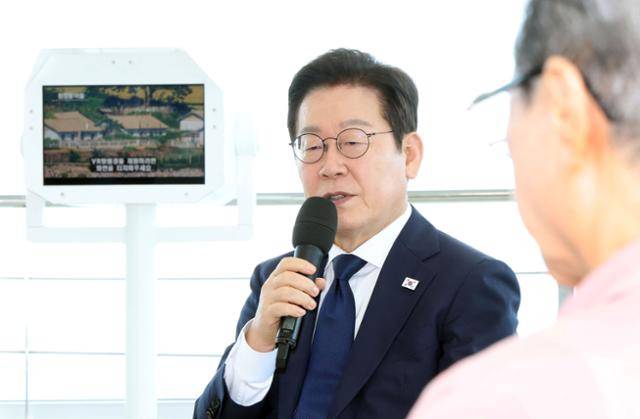 이재명 대통령이 3일 인천 강화군 평화전망대에서 열린 실향민과의 대화에서 발언하고 있다. 왕태석 선임기자