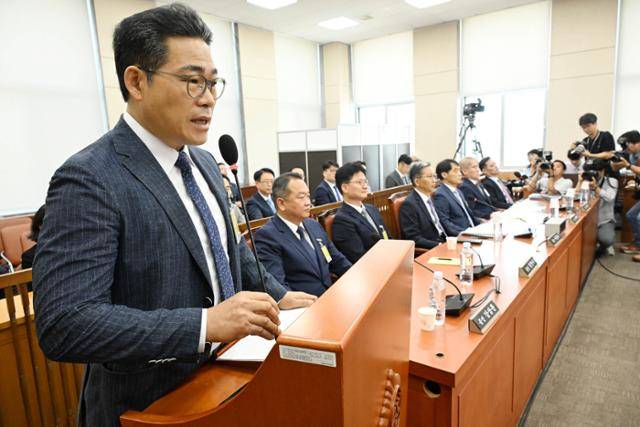 백해룡 강서경찰서 화곡지구대장이 지난해 8월 국회 행정안전위원회에서 열린 마약 수사 외압 의혹 관련 청문회에서 의원의 질의에 답변하고 있다. 고영권 기자