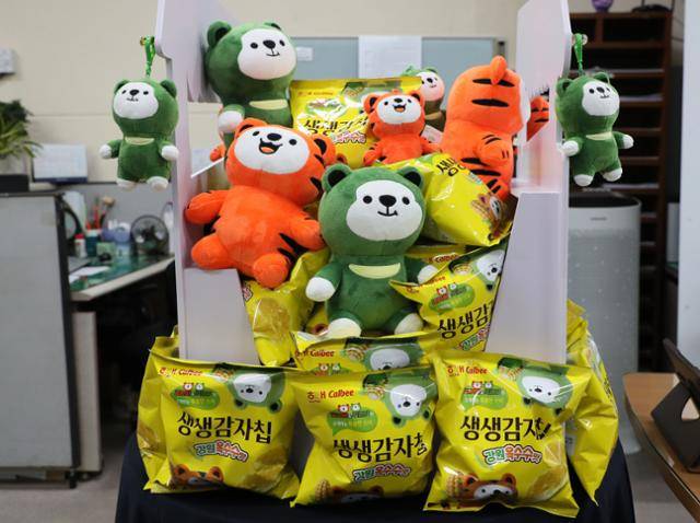 강원도와 롯데마트, 해태제과, 산지 농가의 협업으로 생산돼 16일부터 판매하는 강원옥수수맛 생생감자칩(강원감자칩). 강원도 제공