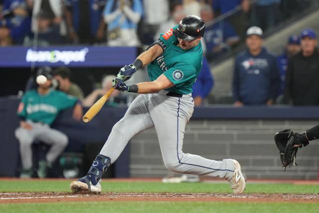 '홈런왕' 칼 롤리가 13일 캐나다 온타리오주 토론토 로저스센터에서 열린 토론토와의 2025 MLB 포스트시즌 ACLS 1차전에서 6회초 솔로포를 치고 있다. 이 홈런으로 1-1 동점을 만든 시애틀은 기세를 몰아 역전까지 나아가며 1차전을 승리로 장식했다. 토론토=AP 연합뉴스