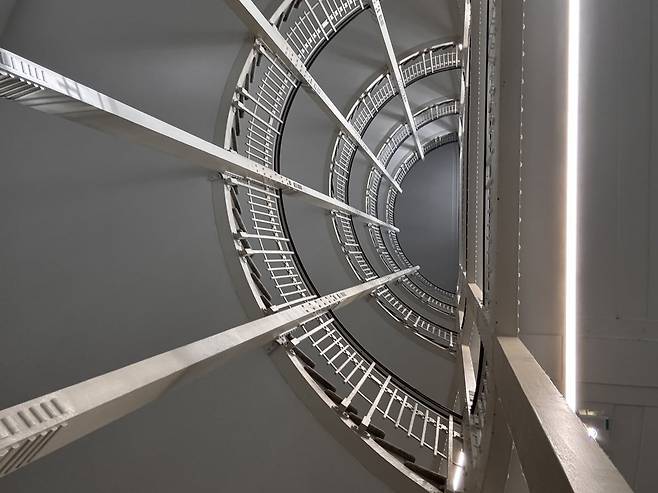 오스트리아 우정저축은행 내부. Bora Kim