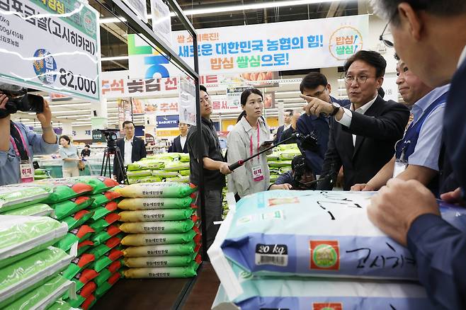 김민석 국무총리가 지난달 22일 추석 맞이 물가 현장점검을 위해 서울시 양재동 농협 하나로마트를 방문, 쌀값을 점검하고 있다. 연합뉴스