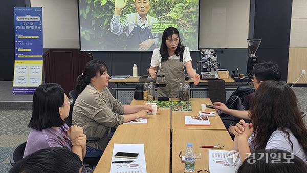 지난달 22일 하남시 미사센텀비즈 지식산업센터에서 열린 경기도 평생학습 기회특구 사업 가운데 '커피 바리스타 자격과정'에 참여한 수강생들이 수업에 집중하고 있다. 이나경기자