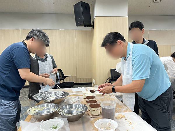 지난 8월 미사센텀비즈 지식산업센터에서 진행된 평생학습 사업 가운데 '티라미스 케잌 만들기' 원데이 클래스 참여자들이 수업에 임하고 있다. 경기도평생교육진흥원하남시 제공