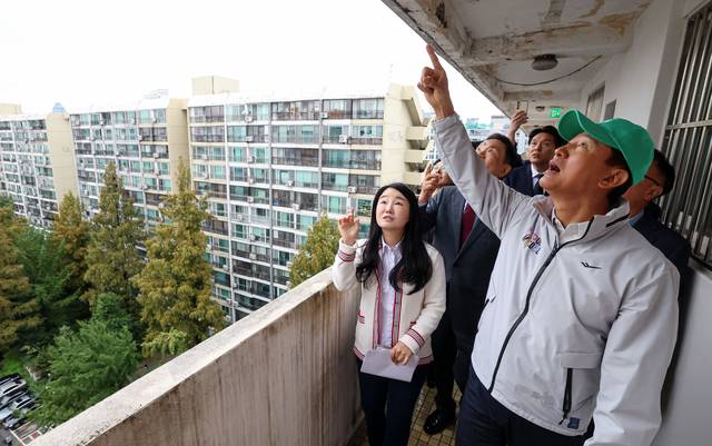 오세훈 서울시장이 13일 서울 강남구 대치 은마아파트에서 현장을 둘러보고 있다. 뉴시스