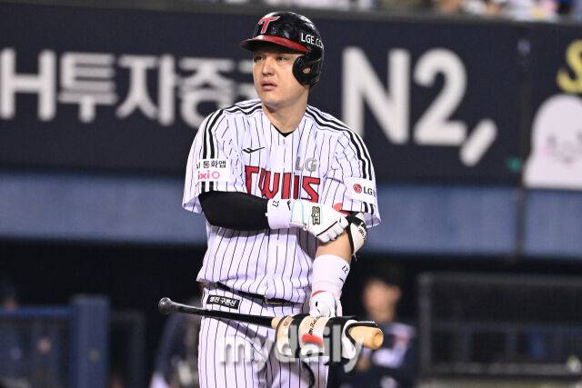 30일 서울 잠실야구장에서 열린 '2025 신한 SOL BANK KBO리그' 두산 베어스와 LG 트윈스 경기. LG 박동원이 3회말 첫 타자로 나와 볼넷으로 출루하고 있다./마이데일리