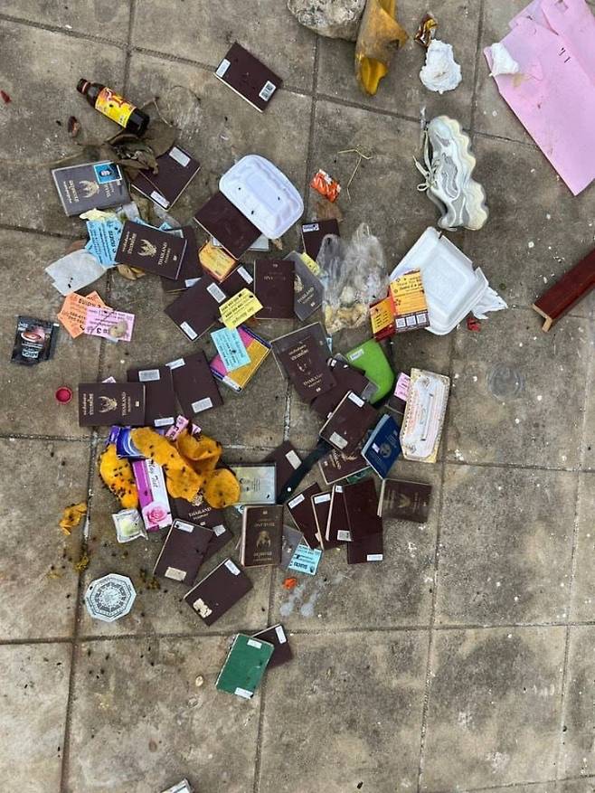 캄보디아 쓰레기통에 무더기로 버려진 외국인 여권 - 13일 온라인 커뮤니티와 소셜미디어(SNS)에 ‘캄보디아의 흔한 쓰레기통’, ‘이해하면 무서운 사진’ 등의 제목으로 외국인들의 여권이 무더기로 버려진 사진이 게시됐다. 이 사진은 지난 6월 태국의 한 온라인 커뮤니티에 먼저 올라왔다. 태국과 근접한 캄보디아 포이펫 길거리에 갈색 태국 여권 수십 개가 쓰레기와 함께 흩어져 있는 모습으로 추정된다. 온라인 커뮤니티 캡처