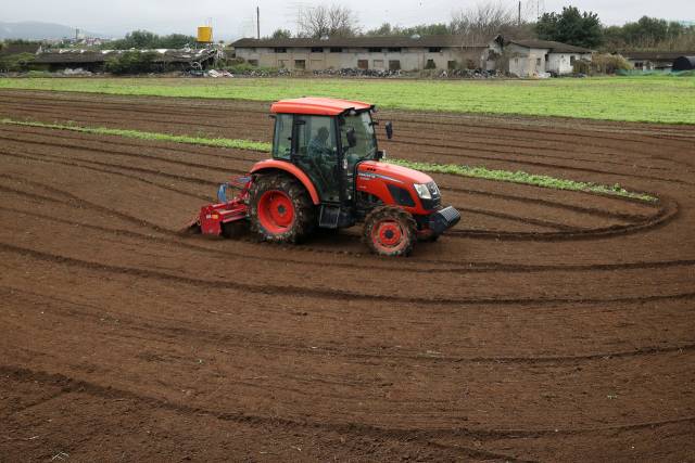 대구 동구의 한 밭에서 13일 농부가 양파를 심기 위해 트랙터를 이용해 밭을 갈고 있다. 10월 중순께 심는 양파는 겨울을 지나 내년 봄에 수확한다. 10월 들어 때 아닌 장마가 이어지면서 쌀·배추 등 주요 농작물의 작황에 영향을 미칠 수 있다는 우려의 목소리가 커지고 있다. 뉴스1