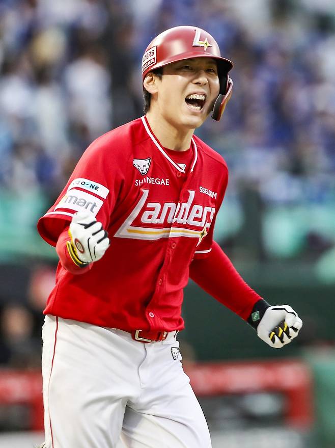 SSG 김성욱이 11일 인천SSG랜더스필드에서 열린 ‘2025 신한 SOL 뱅크 KBO 포스트시즌(PS)’ 삼성과 준플레이오프(준PO) 2차전에서 9회말 끝내기 솔로홈런을 때린 뒤 포효하고 있다. SSG와 삼성의 준PO는 홈런으로 승부가 갈리고 있다. 13일 대구에서 열리는 3차전에서도 대포의 중요성은 계속 강조될 전망이다. 사진제공|SSG 랜더스