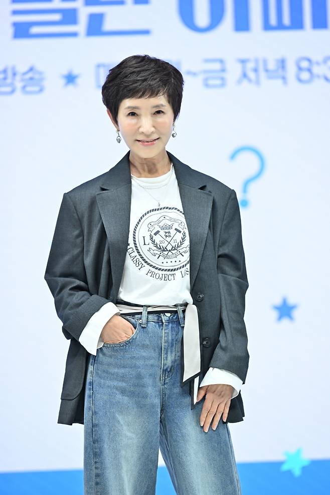 배우 정애리가 13일 오전 온라인 녹화 중계 형식으로 공개된 KBS1 새 일일극 ‘마리와 별난 아빠들’ 제작발표회에 참석해 포즈를 취하고 있다. 사진 KBS