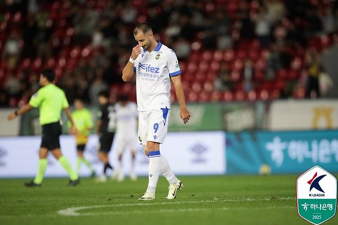 인천 유나이티드 무고사가 12일 탄천종합운동장에서 열린 성남FC전 2-2 무승부 이후 아쉬워하고 있다. /사진=한국프로축구연맹 제공