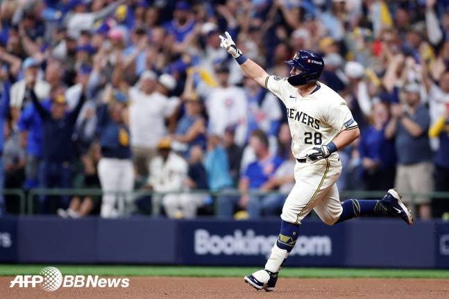 밀워키의 앤드류 본이 9일(한국시간) 미국 위스콘신주 밀워키의 아메리칸 패밀리 필드에서 펼쳐진 시카고 컵스와 2025 MLB 포스트시즌 NLDS 5차전 4회말 2사에서 솔로포를 때려냈다. /AFPBBNews=뉴스1