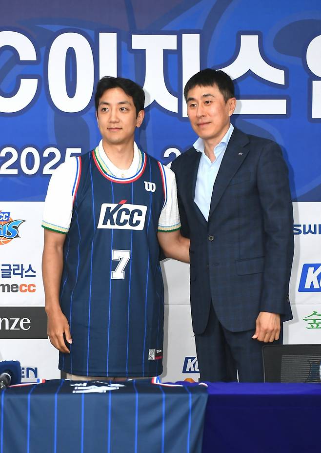 허훈(왼쪽)과 이상민 부산KCC 감독. /사진=KBL 제공