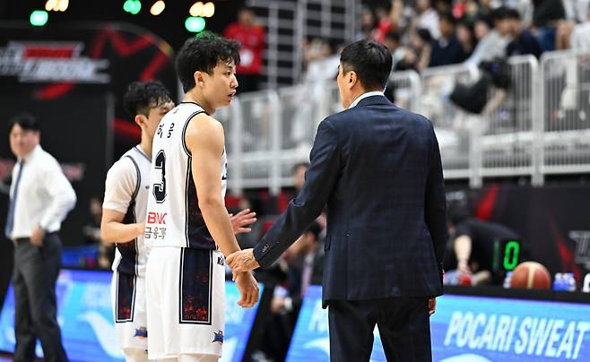 이상민(오른쪽) KCC 감독이 허웅에게 작전지시하고 있다. /사진=KBL 제공