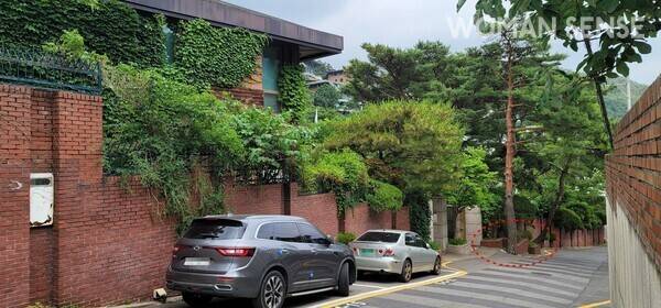 한진칼 오너 일가가 살았던 구기동 단독주택과 현재 이명희 고문ㆍ조현민 사장 모녀가 살고 있는 평창동 단독주택의 담벼락 바깥으로 구유지를 무단 침범한 흔적을 찾아볼 수 있다. 사진=유시혁 기자