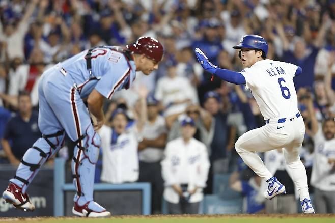 13일(한국시간) LA 다저스 김혜성이 내셔널리그 챔피언십 시리즈가 열리는 밀워키로 향하는 전세기에 올라타는 모습이 공개됐다. 앞선 포스트시즌 6경기에서 한 차례 대주자 출전에 그쳤던 김혜성은 비슷한 역할을 맡은 외야수 저스틴 딘과 로스터 한 자리를 놓고 경쟁할 것으로 예측됐다. 연합뉴스