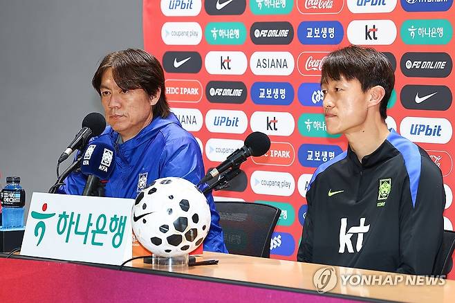 파라과이전 앞두고 기자회견 하는 홍명보 감독과 이재성 (고양=연합뉴스) 서대연 기자 = 대한민국 축구 국가대표팀 홍명보 감독과 이재성이 파라과이와의 평가전을 하루 앞둔 13일 경기도 고양시 고양종합운동장에서 열린 공식 기자회견에 참석하고 있다. 2025.10.13 dwise@yna.co.kr