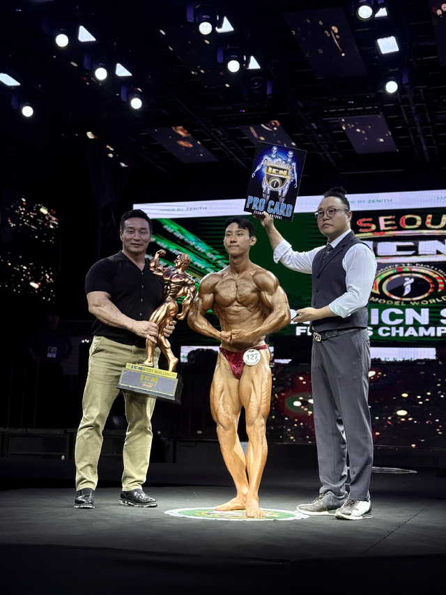 ▲ 청주대 스포츠재활학과 안재환씨(가운데)가 최근 열린 2025 ICN 서울 피트니스 챔피언십대회에서 보디빌딩 전 체급 오버롤 그랑프리를 차지했다./청주대 제공