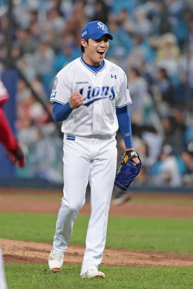 삼성 라이온즈의 원태인이 13일 대구에서 열린 프로야구 준플레이오프 3차전 SSG 랜더스와의 경기 5회초 이닝을 깔끔히 마무리한 뒤 포효하고 있다. 삼성 제공