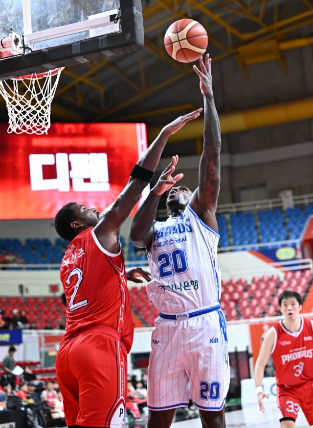 대구 한국가스공사 페가수스의 라건아(20번)가 14일 울산에서 열린 울산 현대모비스 피버스와의 경기 도중 골밑슛을 시도하고 있다. KBL 제공