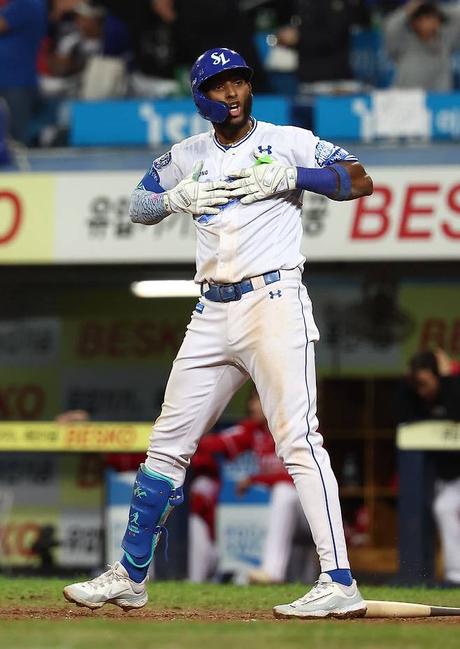 14일 대구 삼성라이온즈파크에서 열린 2025 KBO 프로야구 포스트시즌 준플레이오프 4차전 SSG 랜더스와 삼성 라이온즈의 경기. 8회말 2사 1루 삼성 디아즈가 2점 홈런을 치고 더그아웃을 바라보고 있다. 사진=연합뉴스