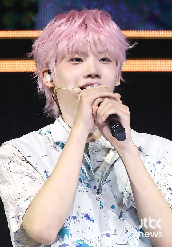 그룹 클로즈 유어 아이즈가 2일 오후 서울 예스24 라이브홀에서 열린 첫 번째 미니 앨범 '이터널티(ETERNALT)' 쇼케이스 무대에 올라 데뷔 소감을 말하고 있다. 박세완 엔터뉴스팀 기자 park.sewan@jtbc.co.kr