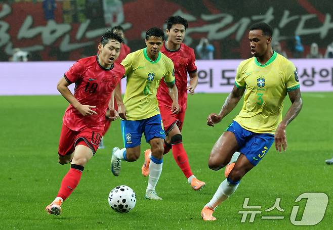 10일 서울월드컵경기장에서 열린 하나은행 초청 축구국가대표팀 친선경기 대한민국과 브라질의 경기, 전반전 대한민국 이강인이 브라질의 마갈량이스의 수비를 피해 돌파하고 있다. 2025.10.10/뉴스1 ⓒ News1 장수영 기자