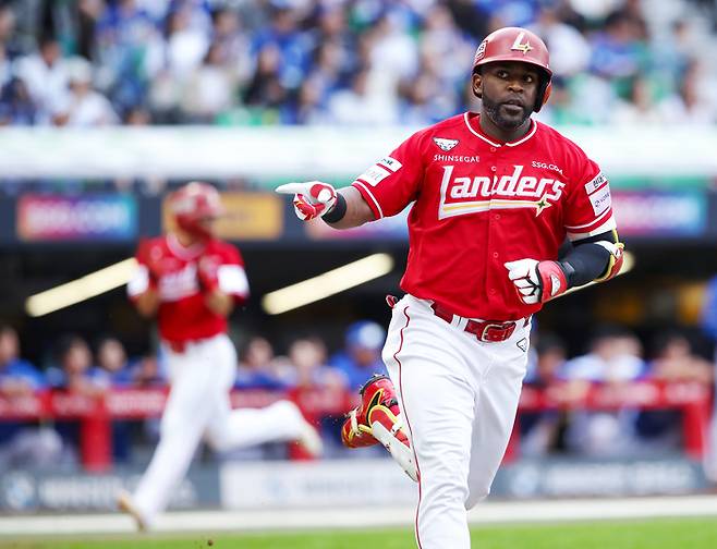 SSG 에레디아가 11일 인천SSG랜더스필드에서 열린 2025 KBO 포스트시즌 삼성과 준PO 2차전에서 적시타를 핀 뒤 세리머니를 하고 있다. 사진 | SSG 랜더스