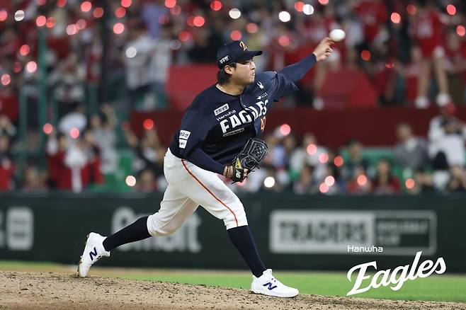 한화 김범수가 1일 인천SSG랜더스필드에서 열린 2025 KBO리그 SSG와 경기에서 힘차게 공을 던지고 있다. 사진 | 한화 이글스